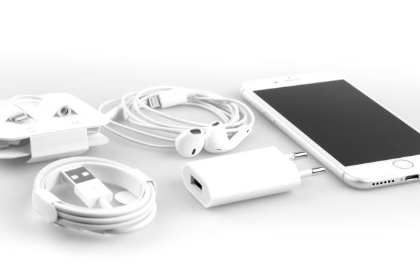 iphone 7 silber serie, apple inc neue smartphone mit ladegerät, kopfhörer und adapter auf weißem hintergrund. - adapter apple stock-fotos und bilder