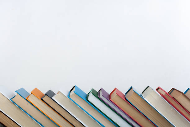 pile de livres colorés. contexte de l’éducation. retour à l’école. livre, des livres cartonnés colorés sur table en bois. concept d’entreprise de l’éducation. espace copie de texte - stacking bookstore reading book photos et images de collection