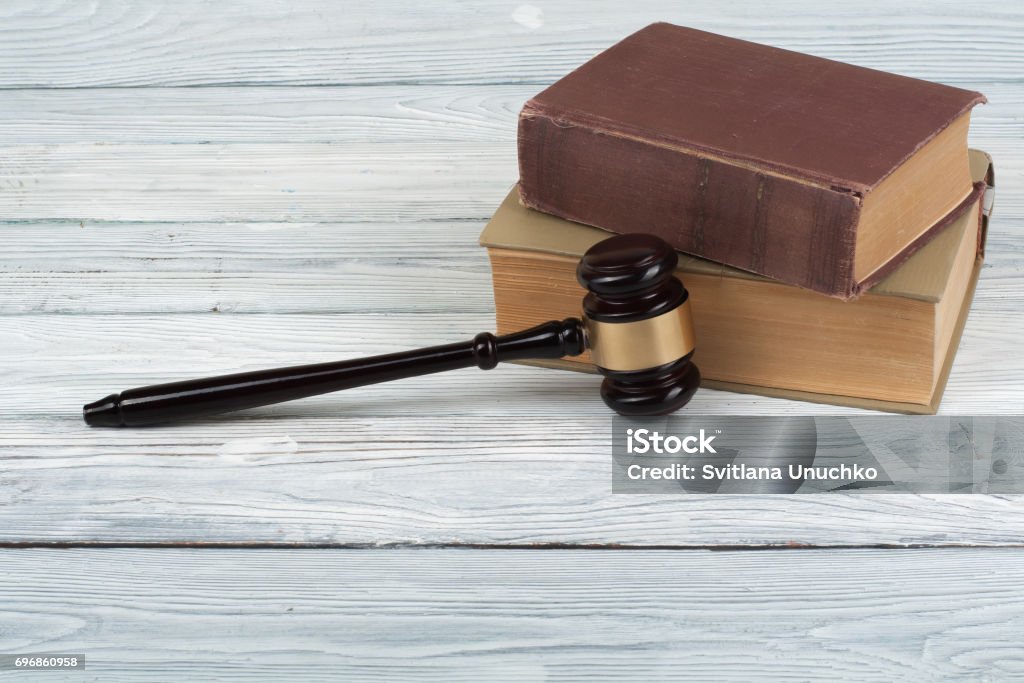 법 개념흰색 배경에 고립 된 법정 또는 법 집행 사무실에서 테이블에 나무 판사 망치와 오픈 법률 책 텍스트를 위한 공간 복사 ...
