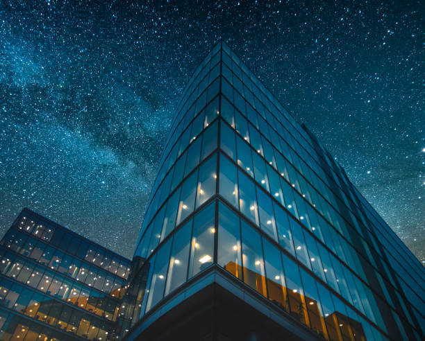 office building at night - city of london office building construction architecture imagens e fotografias de stock