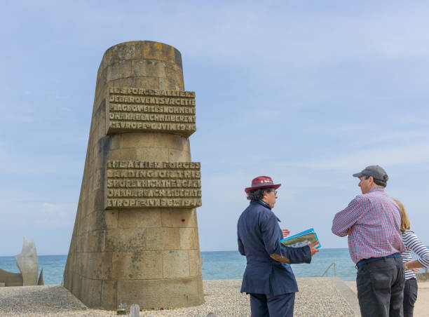 오마하발 플라주 - omaha beach sign normandy beach 뉴스 사진 이미지