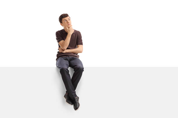 задумчивый подросток сидит на панели - teenager adolescence portrait pensive стоковые фото и изображения