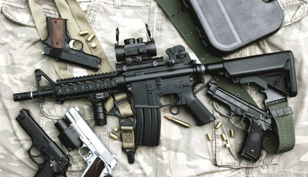 armas y equipo militar para el ejército, cañón de rifle de asalto (m4a1) y pistola sobre fondo de camuflaje. - gun weapon military m16 fotografías e imágenes de stock