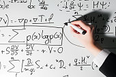 mann-komplexe-mathematische-formeln-auf-whiteboard-schreiben-mathematik-und-naturwissenschaften.jpg?b=1&s=170x170&k=20&c=mP0pU8pUY4ItWEq7xTn2jv_u0ogVn8329FIitud7aI0=