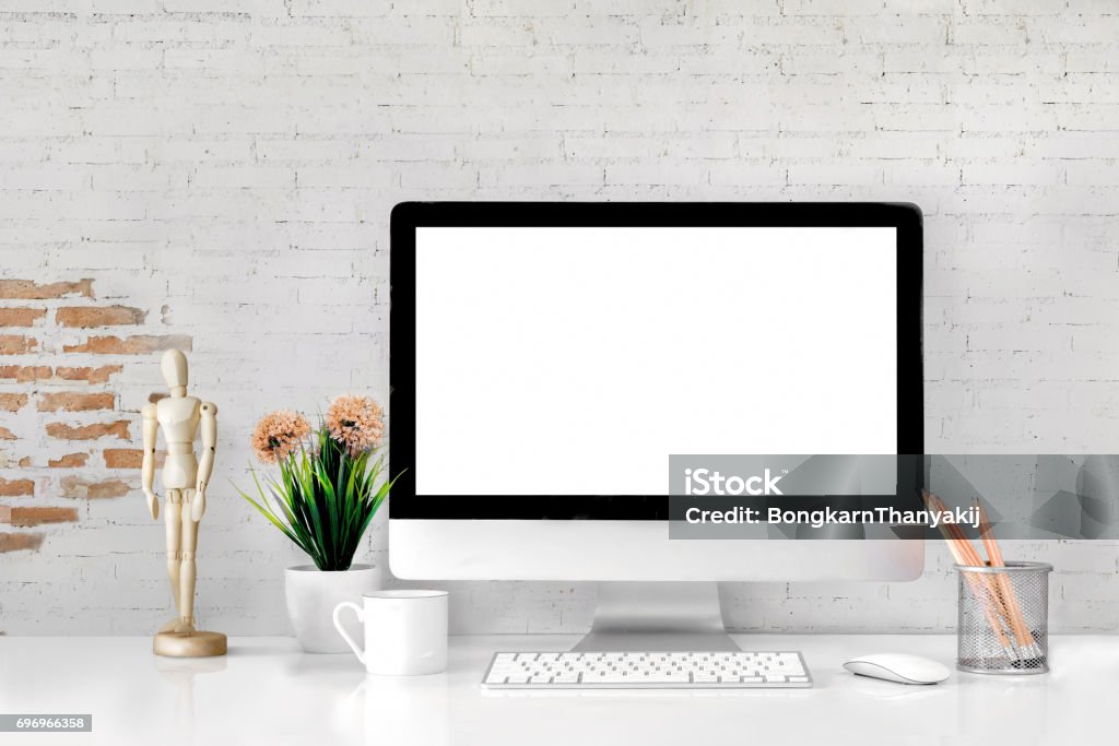 Komfortabler Arbeitsplatz mit modernen Desktop-Computer. - Lizenzfrei Laptop Stock-Foto