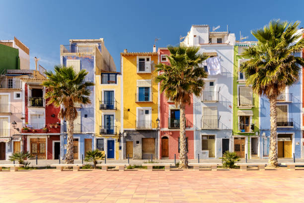 bunte strandhäuser im mittelmeer villajoyosa, spanien - urban villa stock-fotos und bilder