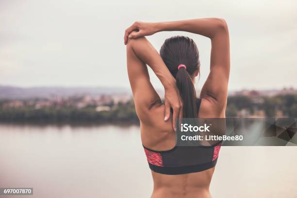 Deportivo Mujer Ejercicio Foto de stock y más banco de imágenes de Estirándose - Estirándose, Mujeres, Ejercicio físico