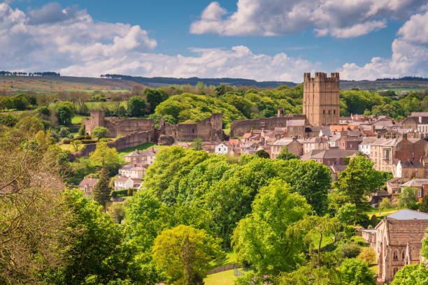 Richmond Castle Skyline The market town of Richmond is sited at the very edge of the North Yorkshire Dales, on the banks of River Swale yorkshire stock pictures, royalty-free photos & images