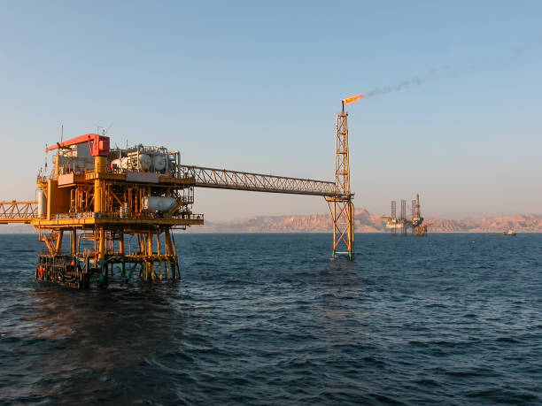 платформа добычи нефти на шельфе синайского полуострова - oil rig construction platform oil industry sea стоковые фото и изображения