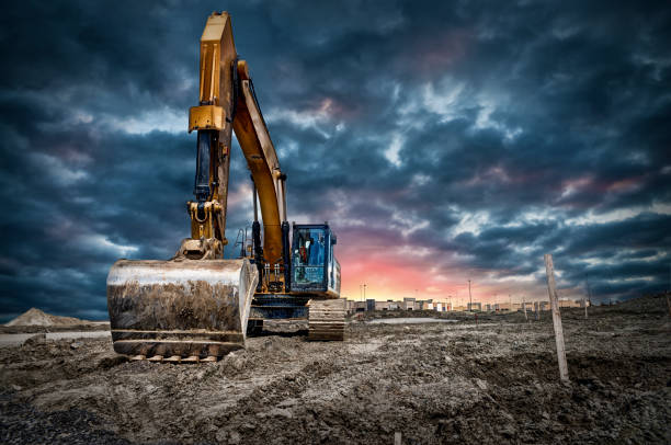 maquinaria excavadora en sitio de construcción - herramientas de construcción fotografías e imágenes de stock