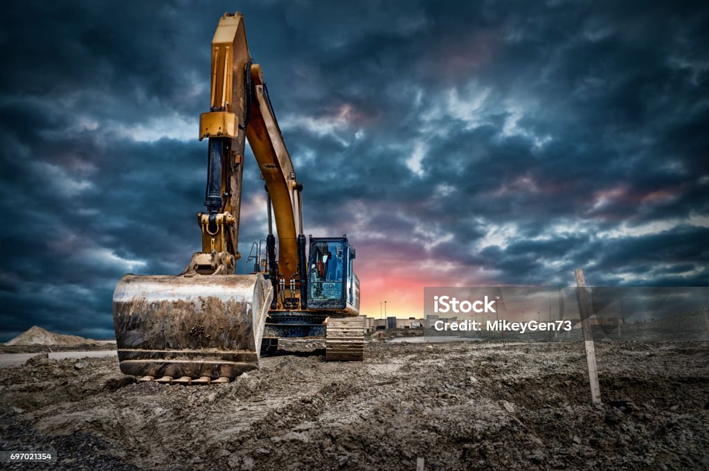 建設現場で掘削機械 - バックホーのロイヤリティフリーストックフォト