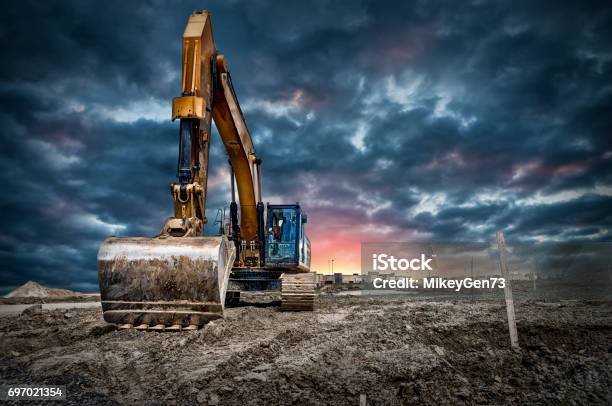 建設現場で掘削機械 - バックホーのストックフォトや画像を多数ご用意 - バックホー, 建設現場, 鉱業