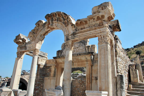 адрианский храм - ephesus greek culture temple greece стоковые фото и изображения