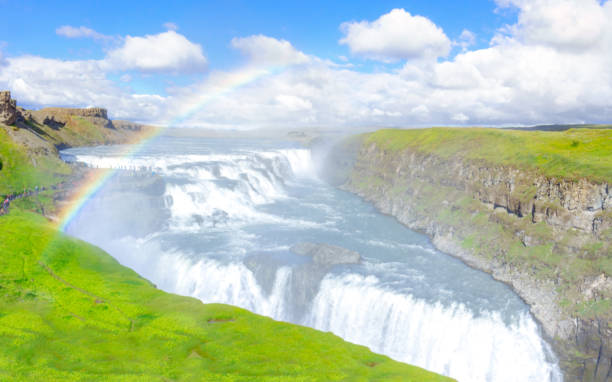 cascata de gullfoss incrível com arco-íris. rota de círculo dourada. islândia - gullfoss falls - fotografias e filmes do acervo