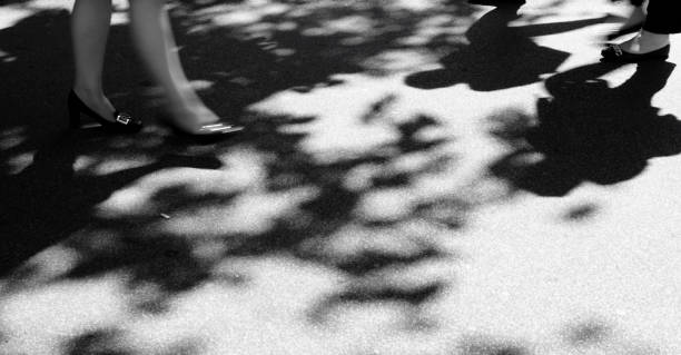 ombres et jambes floues - shadow focus on shadow women sunset photos et images de collection