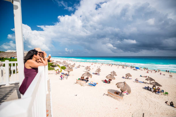 playa delfines praia em cancun, méxico - beach tourist resort mexico tropical climate - fotografias e filmes do acervo