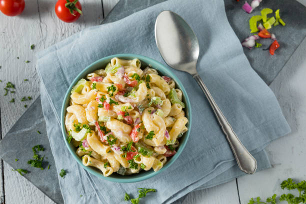 deliziosa insalata di maccheroni fatti in casa - maccheroni foto e immagini stock