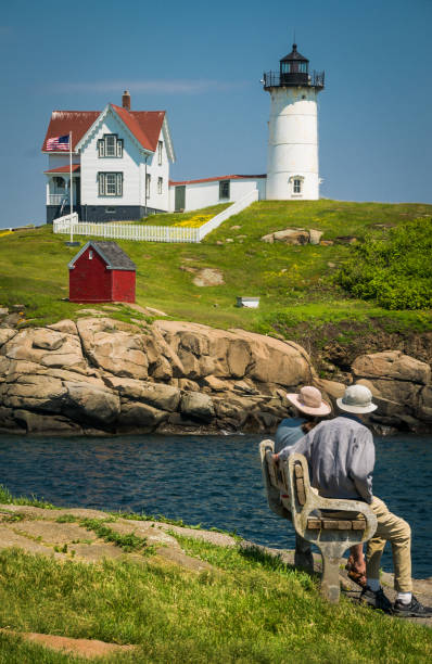 luz de protuberancias pequeñas visitantes - flag maine nubble lighthouse vertical fotografías e imágenes de stock