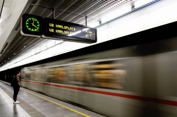 비엔나 (오스트리아)에 지 하 역 - underground tunnel indoors diminishing perspective 뉴스 사진 이미지