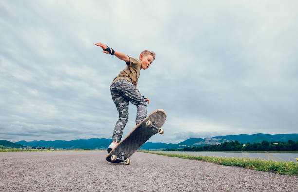 il ragazzo fa un trucco con lo skateboard - skateboard park extreme sports recreational pursuit skateboarding foto e immagini stock