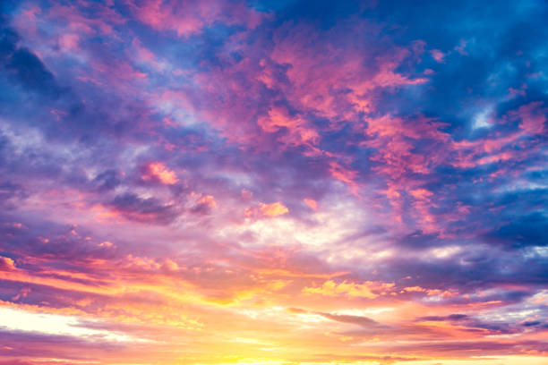素晴らしい雲模様をご堪能ください。 - 夕日 ストックフォトと画像