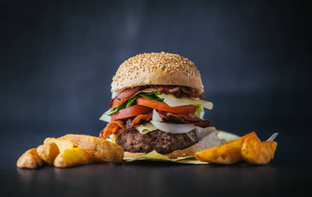 신선하고 맛있는 burger - bacon cheeseburger 뉴스 사진 이미지