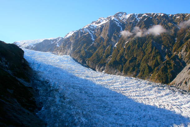 vista aerea del maestoso ghiacciaio franz josef nelle idilliache alpi meridionali, parco nazionale del westland, nuova zelanda meridionale - franz josef glacier foto e immagini stock