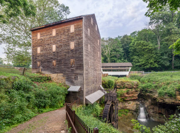 moulin de la roche, pont couvert et hocking river falls - rock mill photos et images de collection