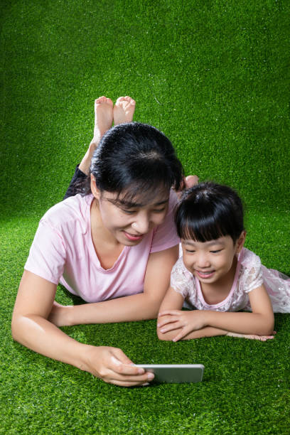 madre e figlia asiatiche cinesi che giocano con lo smartphone - smart phone china mobile phone asia foto e immagini stock