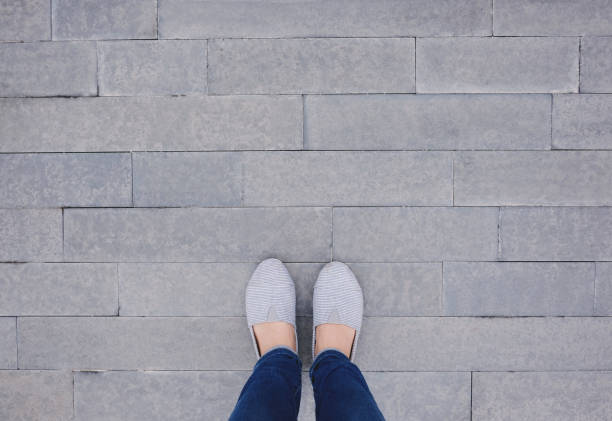 Selfie di piedi e scarpe su sfondo marciapiede con spazio di copia - foto stock