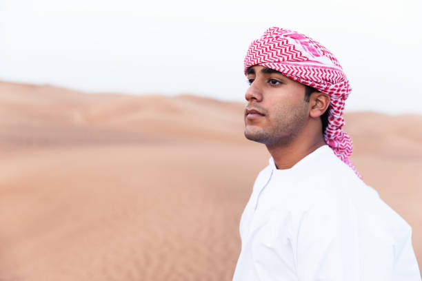 árabe a admirar as dunas da arábia - travel adventure water oman - fotografias e filmes do acervo