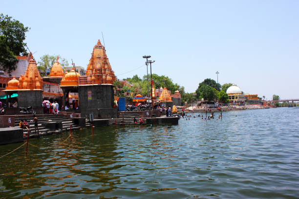 ram ghat w mieście ujjain, madhya pradesh, indie - india varanasi ganges river temple zdjęcia i obrazy z banku zdjęć