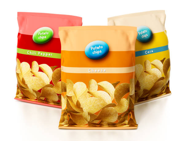 kartoffel-chips pakete isoliert auf weiss - tasche stock-fotos und bilder