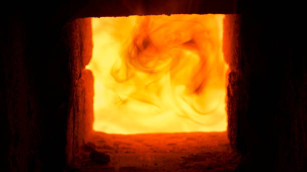 крупным планом выстрел, что горячее пламя горит в фарфоровой печи. - kiln ceramic ceramics fire стоковые фото и изображения