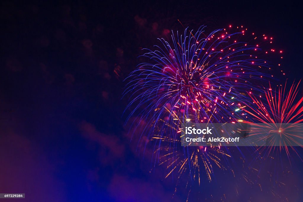 Fuegos artificiales de vacaciones hermoso - Foto de stock de Fuegos artificiales libre de derechos