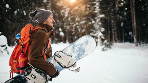 bereit für snowboarden - snowboard stock-fotos und bilder