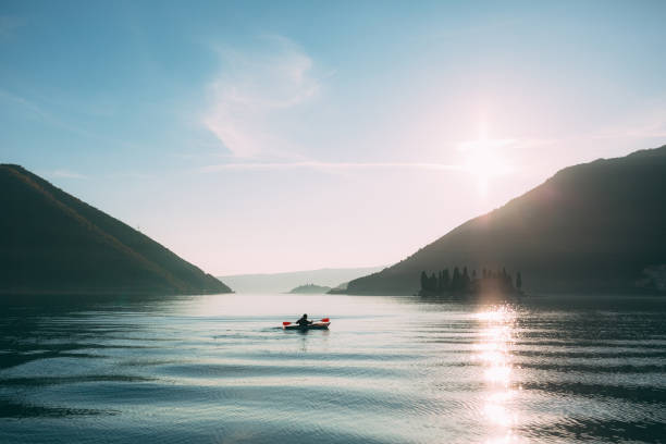 kayak nel lago. turisti in kayak sulla baia di kotor, vicino - chasing women men couple foto e immagini stock