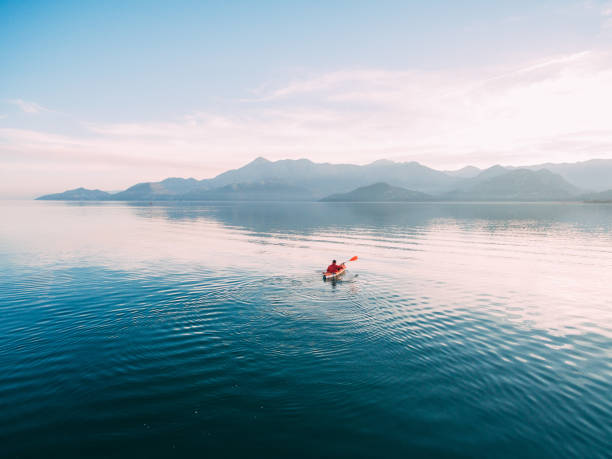 kayak nel lago. turisti in kayak sulla baia di kotor, vicino - canadian beach foto e immagini stock