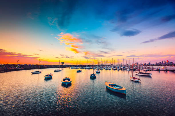 yacht ancorati in fila al tramonto - melbourne australia skyline city foto e immagini stock