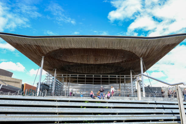 bahía de cardiff, gales - 20 de mayo de 2017: edificio de la asamblea nacional. - cardiff wales bay uk fotografías e imágenes de stock