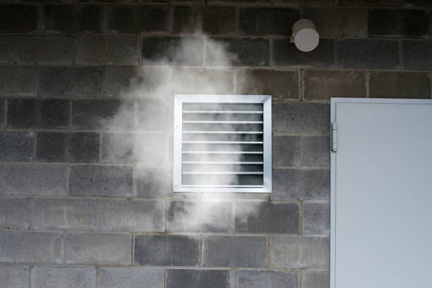 tubería de ventilación y aire acondicionado industrial con humo tóxico - foto de stock