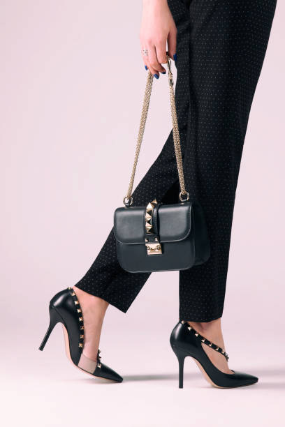 istock Girl in heels with a bag in her hand 697323328