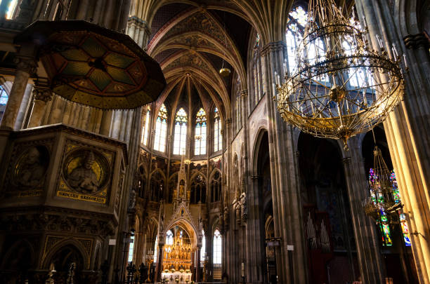 интерьер знаменитой неоготическом вотивкирхе (votive church) в вене - altar church vienna gothic style стоковые фото и изображения