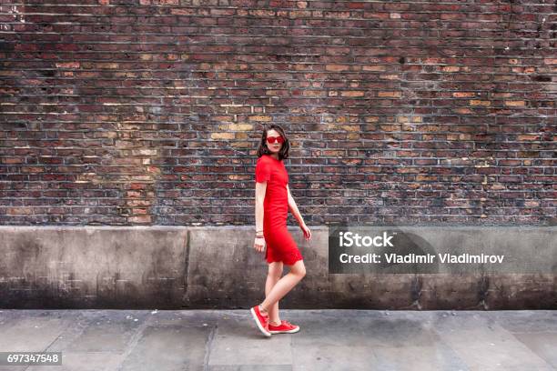 Frau Im Roten Kleid Stockfoto und mehr Bilder von Frauen - Frauen, Gehen, Stadt