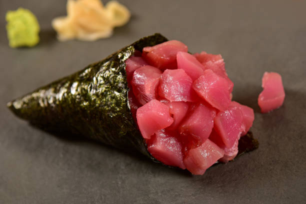 лосось темаки - temaki food sushi salmon стоковые фото и изображения