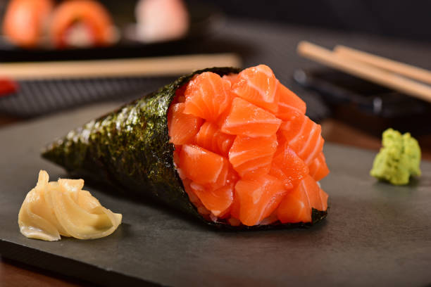 лосось темаки - temaki food sushi salmon стоковые фото и изображения