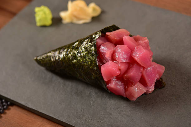 サーモン巻き - temaki food sushi salmon ストックフォトと画像