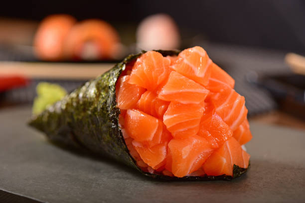 лосось темаки - temaki food sushi salmon стоковые фото и изображения