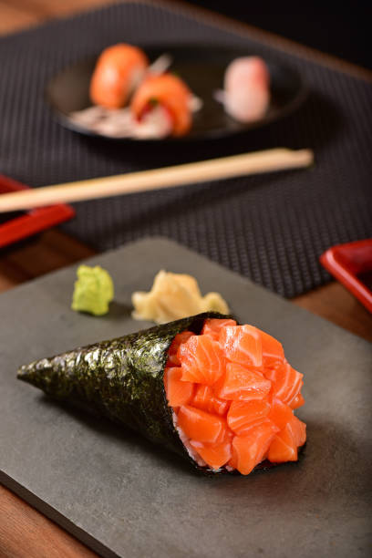 temaki salmone - temaki food sushi salmon foto e immagini stock