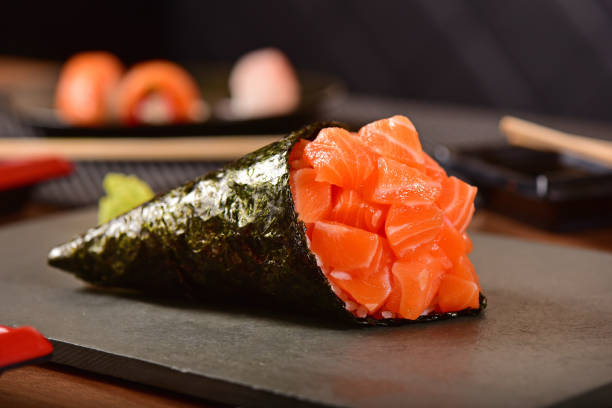 лосось темаки - temaki food sushi salmon стоковые фото и изображения